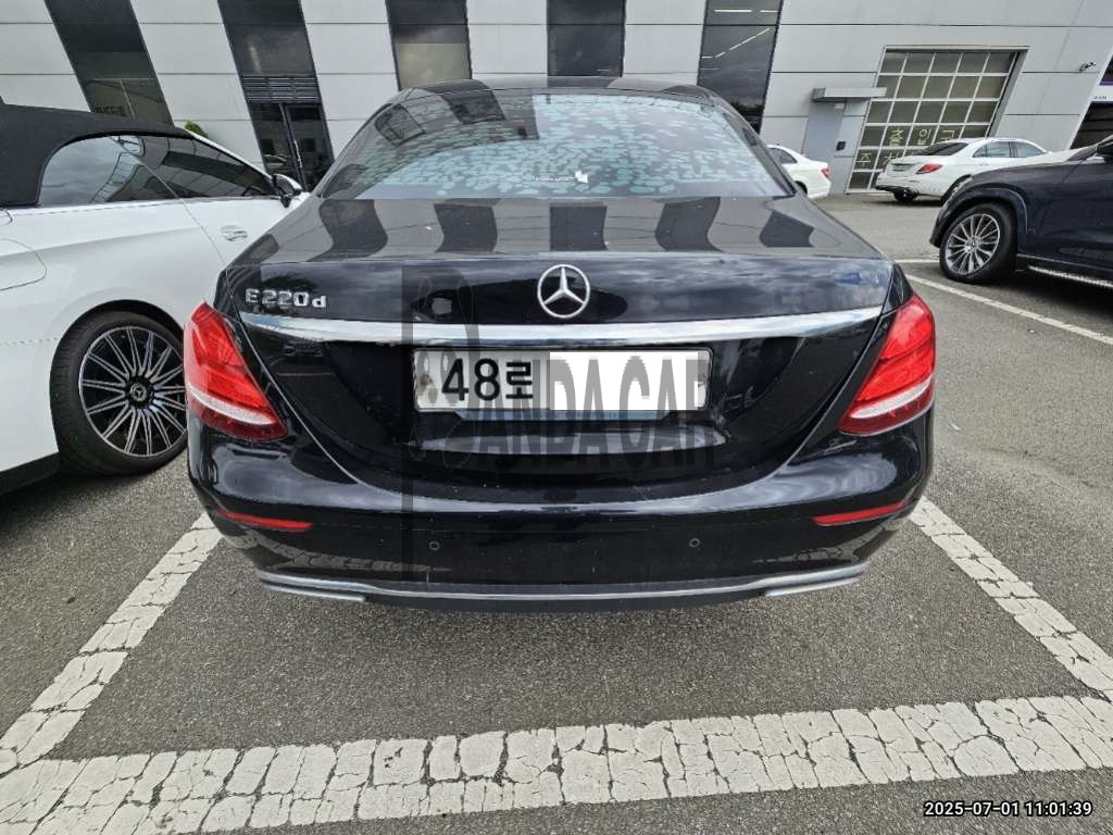 2017 Mercedes-Benz E220 d, photograph 1