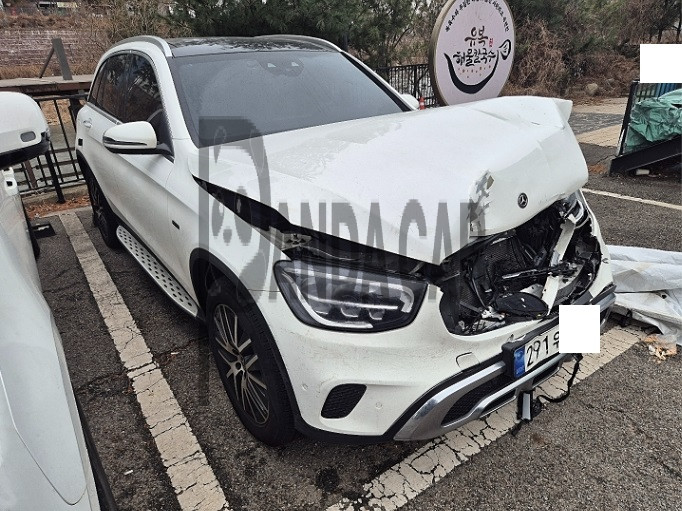 2020 Mercedes-Benz GLC300 e 4MATIC, photograph 3