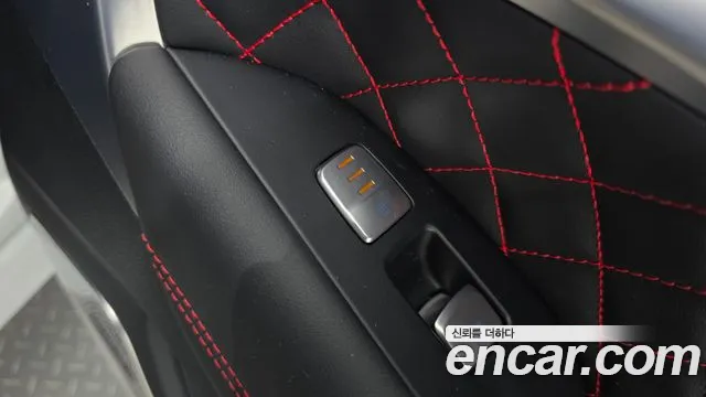 Genesis G70 Gasoline 2.0T 2WD — photo 1 of 20