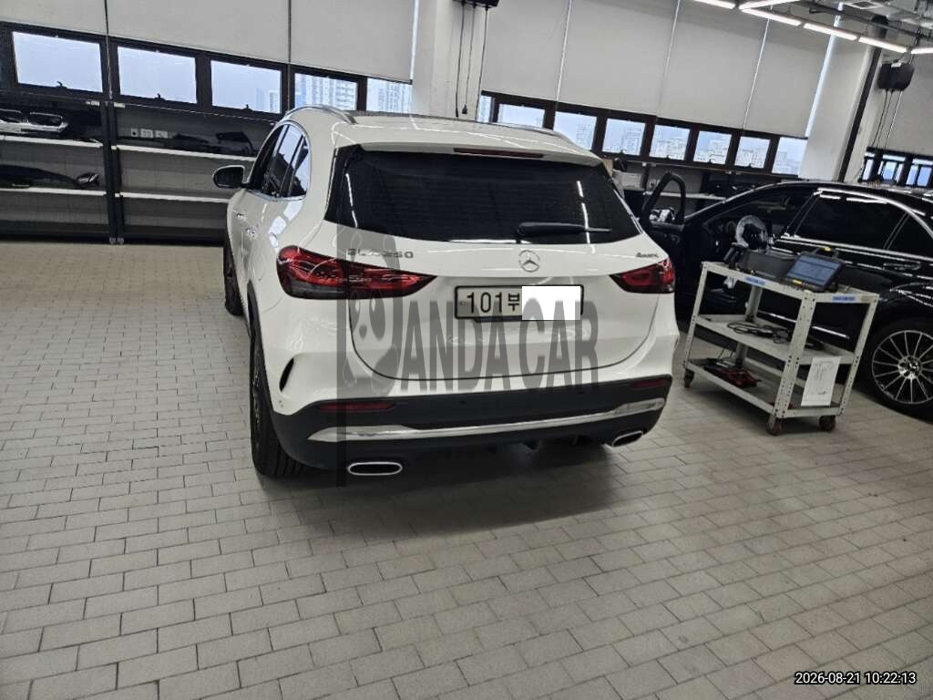 2020 Mercedes-Benz GLA250 4MATIC, photograph 2