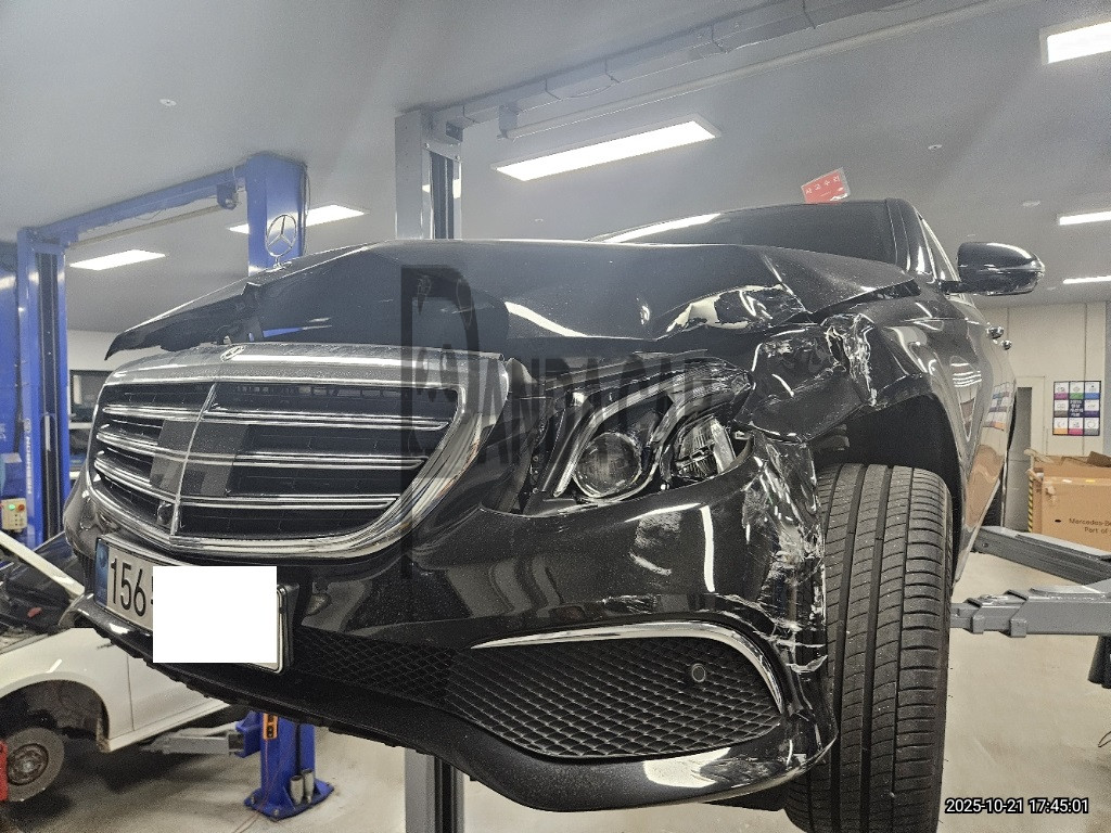 2020 Mercedes-Benz E 300 4MATIC, photograph 3