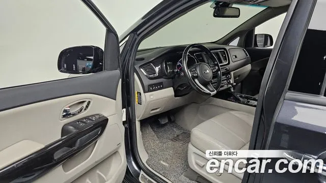 Kia Canival 9-Seater Noblesse Special — photo 1 of 20