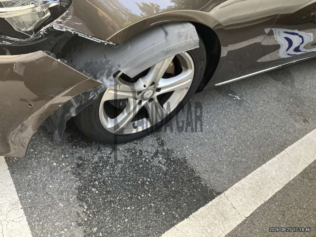 2017 Mercedes-Benz E200, photograph 2