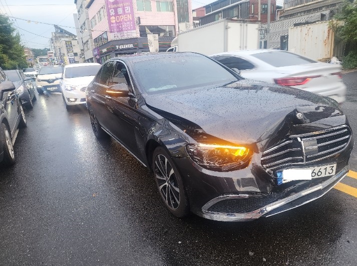2021 Mercedes-Benz E300 e 4MATIC, photograph 2
