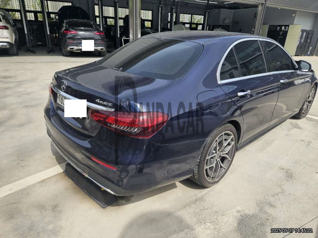 2021 Mercedes-Benz E220 d 4MATIC, photograph 2