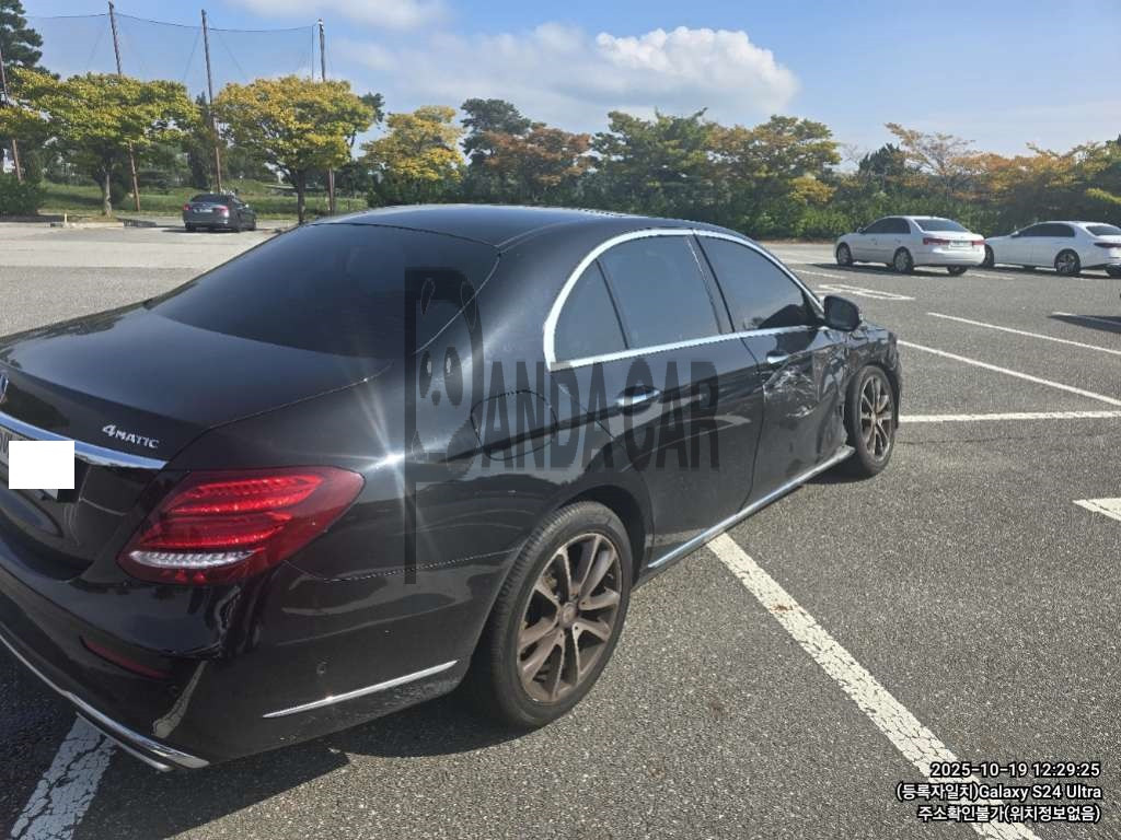 2017 Mercedes-Benz E300 4Matic, photograph 4