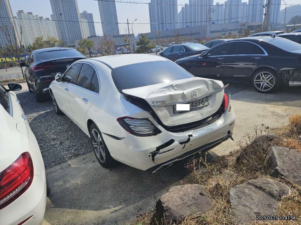 2019 Mercedes-Benz E220 d, photograph 2