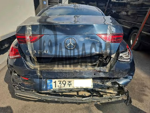 2022 Mercedes-Benz CLA250 4MATIC, photograph 2