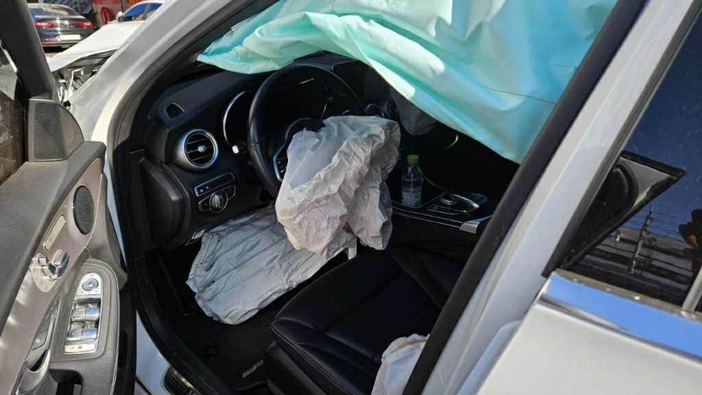 2021 Mercedes-Benz C200, photograph 3