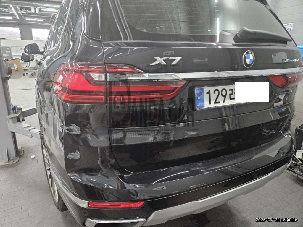 2020 BMW X7 xDrive 30d Design Pure Excellence, photograph 3
