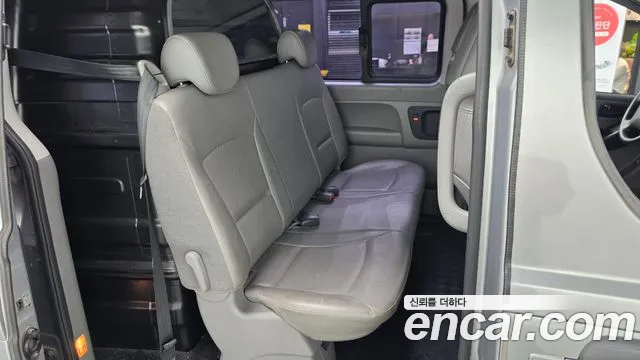 2016 Hyundai Starex 5-Seater VAN, photograph 9