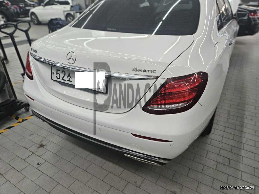 2019 Mercedes-Benz E300 4Matic, photograph 2