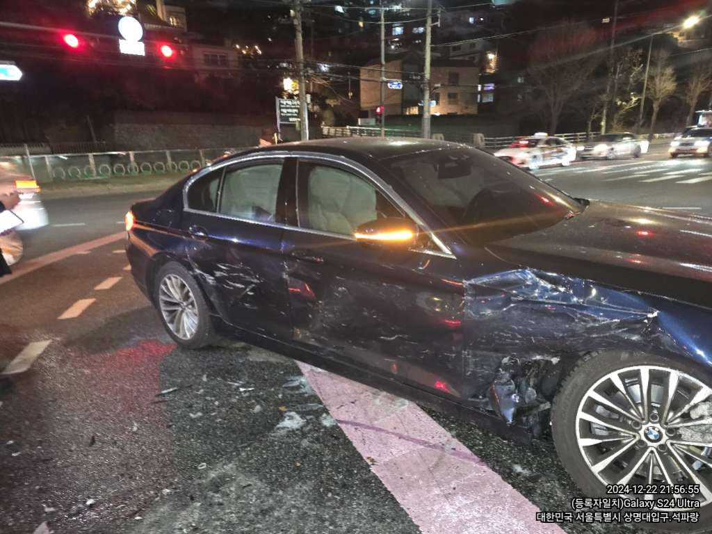 2020 BMW 520i Luxury, photograph 2