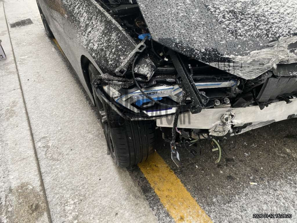 2025 BMW 320i, photograph 3