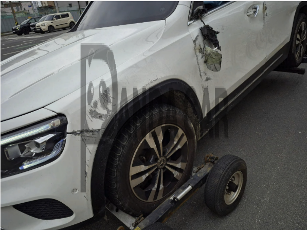 2021 Mercedes-Benz GLB220, photograph 3