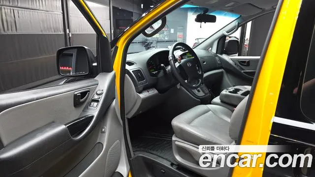 Hyundai Starex 12-Seater Wagon — photo 1 of 30