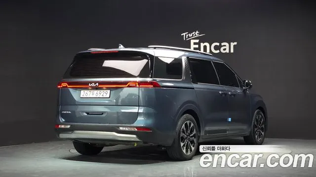 Kia Canival Gasoline 9-Seater Signature — photo 1 of 33
