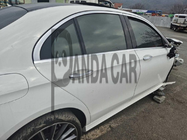2022 Mercedes-Benz E350 4MATIC, photograph 4