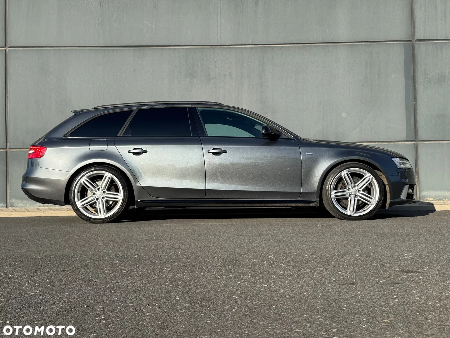 2015 Audi A4 Avant 2.0 TDI DPF clean diesel quattro S line Sportpaket, photograph 2
