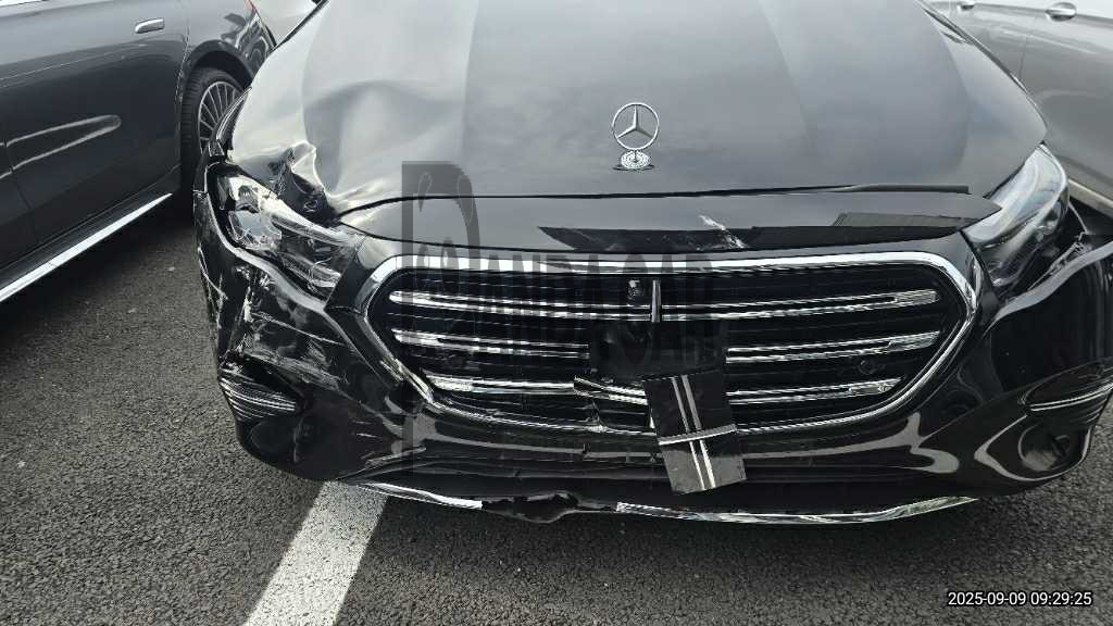 2025 Mercedes-Benz E 300 4MATIC, photograph 2