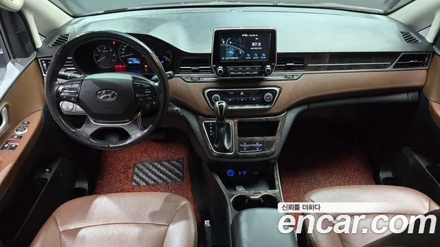 2018 Hyundai Starex Urban 9-Seater, photograph 2