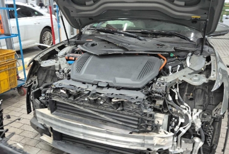 2024 Audi Q8 55 e-tron quattro, photograph 2