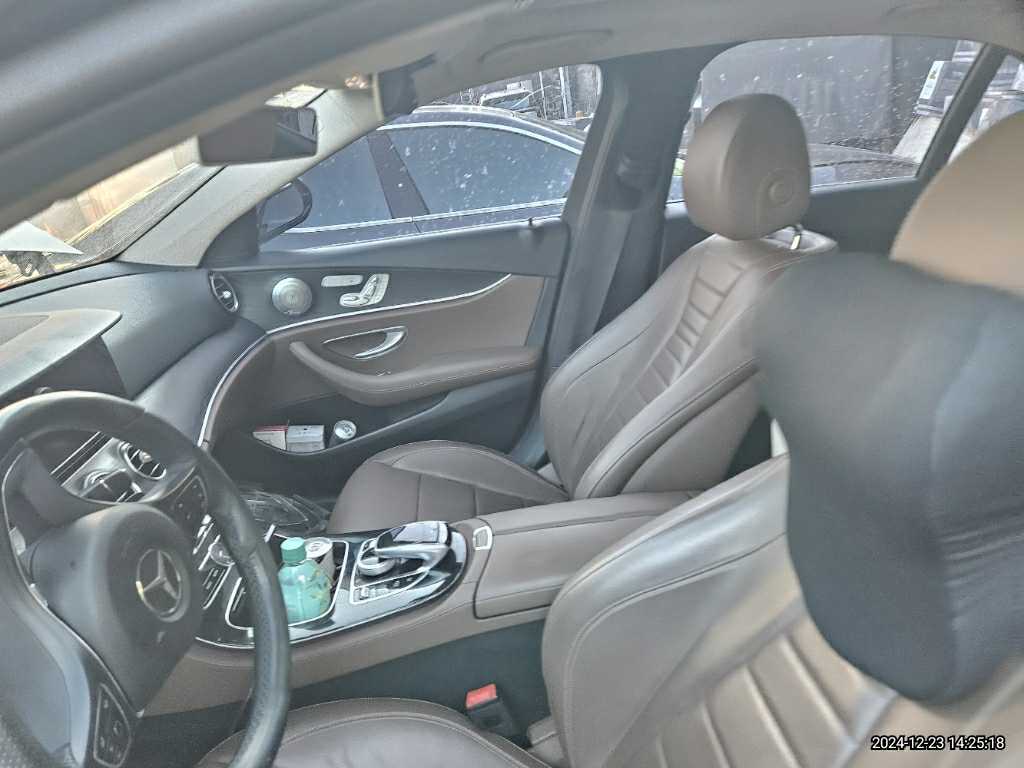 2017 Mercedes-Benz E220 d, photograph 3