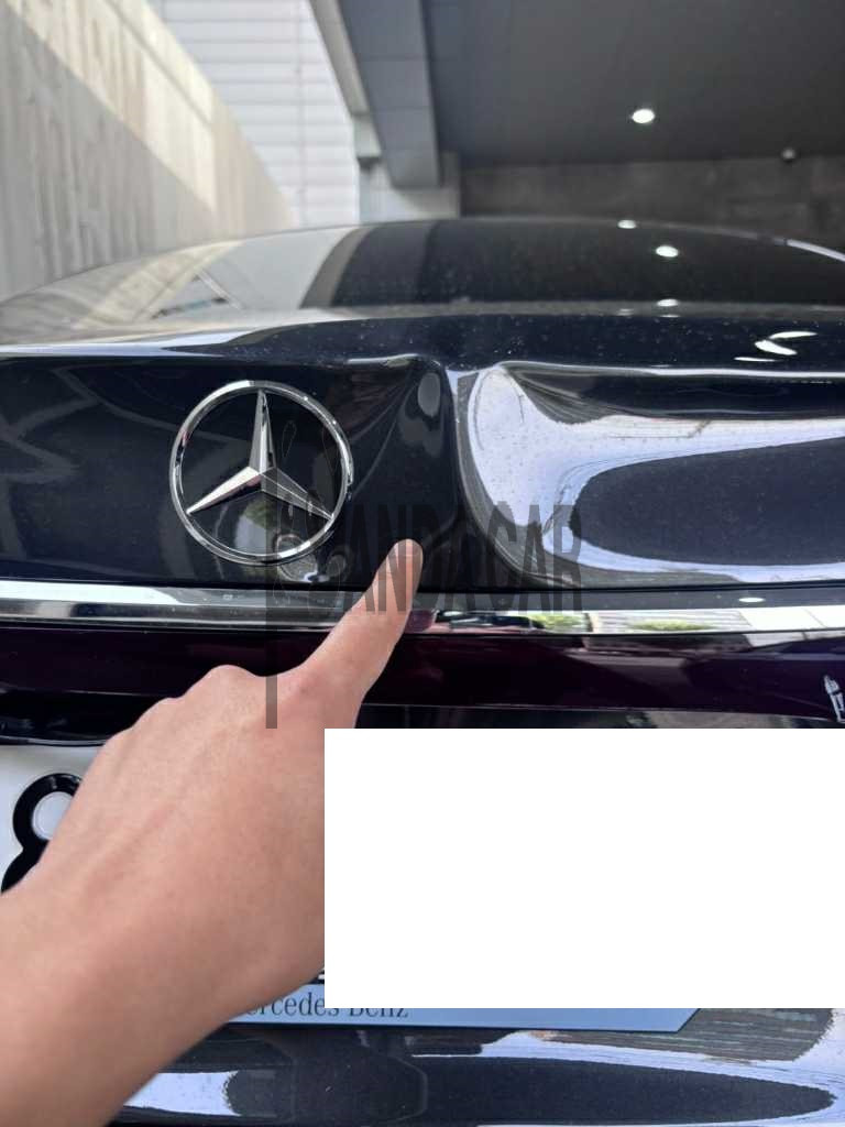 2025 Mercedes-Benz E 300 4MATIC, photograph 2