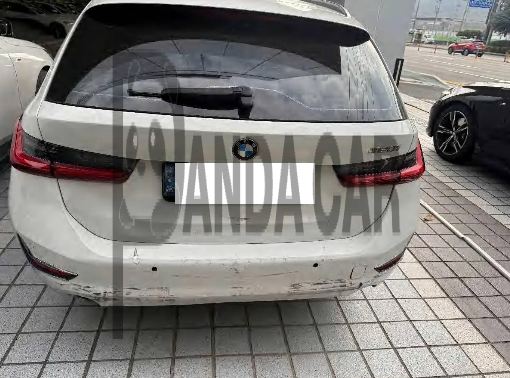 2021 BMW 320i Touring, photograph 1