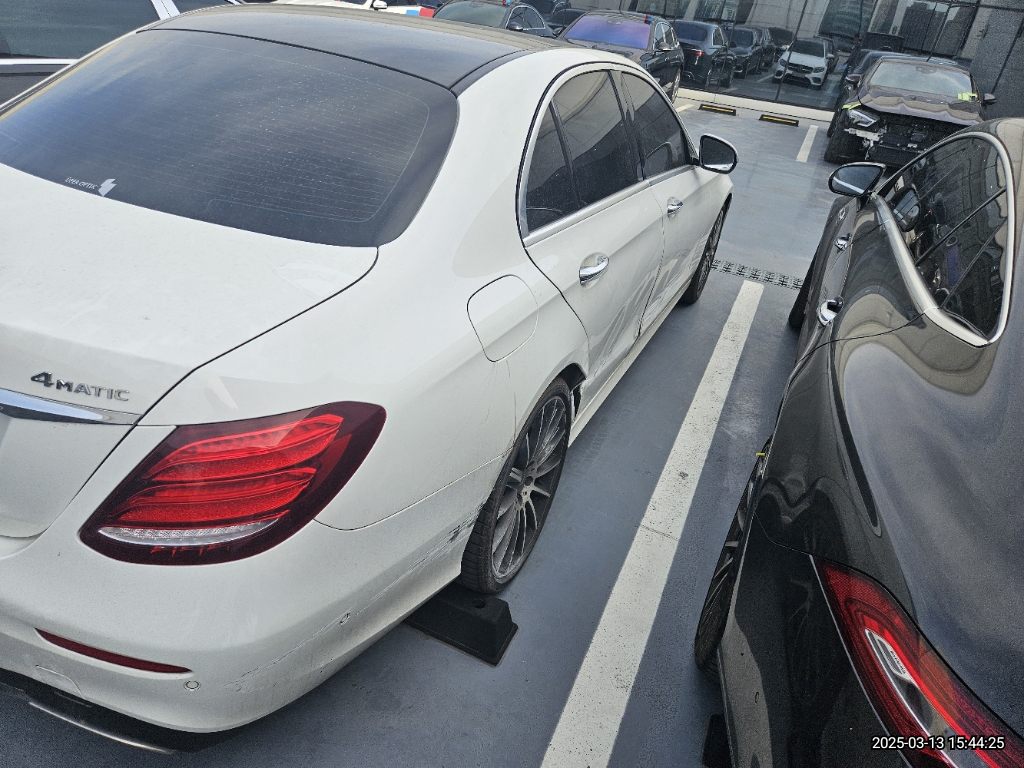 2019 Mercedes-Benz Benz E350 4Matic, photograph 4