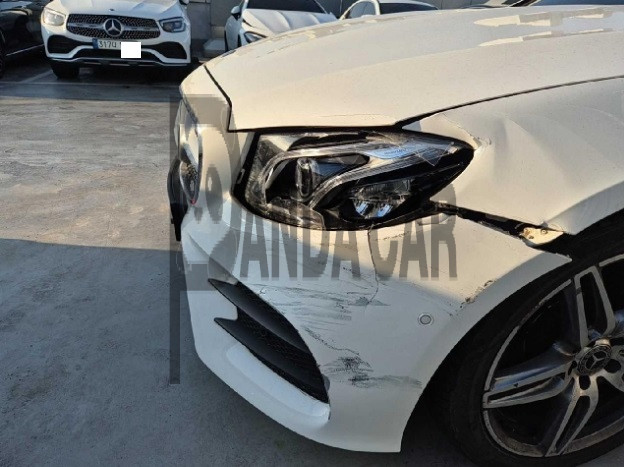2020 Mercedes-Benz E220 d Coupe, photograph 3