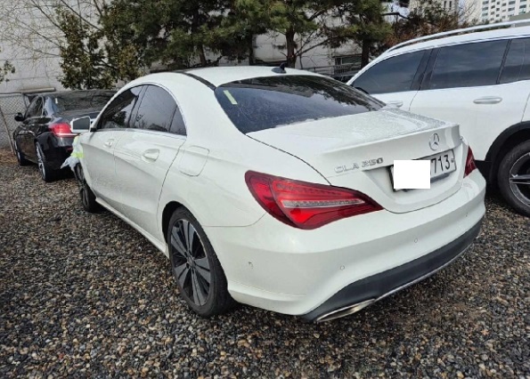 2017 Mercedes-Benz CLA250 4Matic, photograph 4