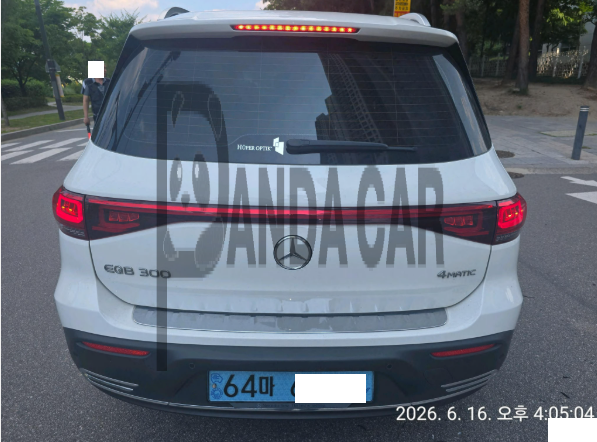 2022 Mercedes-Benz EQB300 4MATIC, photograph 2