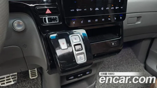 Hyundai Staria 4WD Lounge 9-Seater — photo 1 of 32