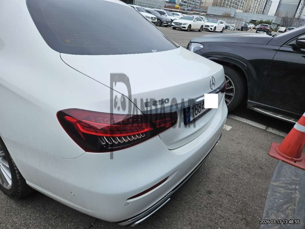 2022 Mercedes-Benz E250, photograph 3