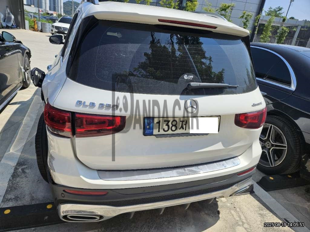 2021 Mercedes-Benz GLB250 4MATIC, photograph 2