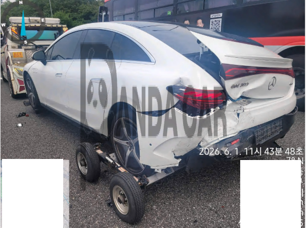 2023 Mercedes-Benz EQE350 4MATIC, photograph 4