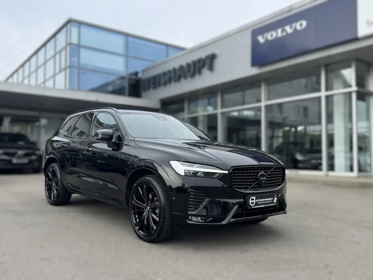 Volvo XC60 B5*Plus Black Edition AWD*NP 65.440*Pano* — photo 1 of 17