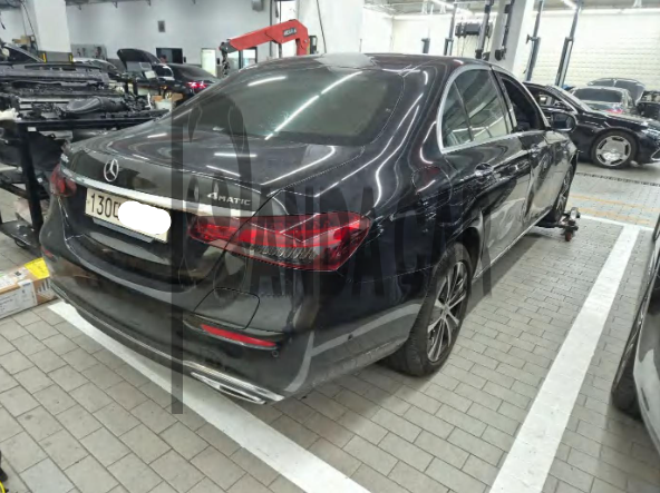 2021 Mercedes-Benz E300 e 4MATIC, photograph 4
