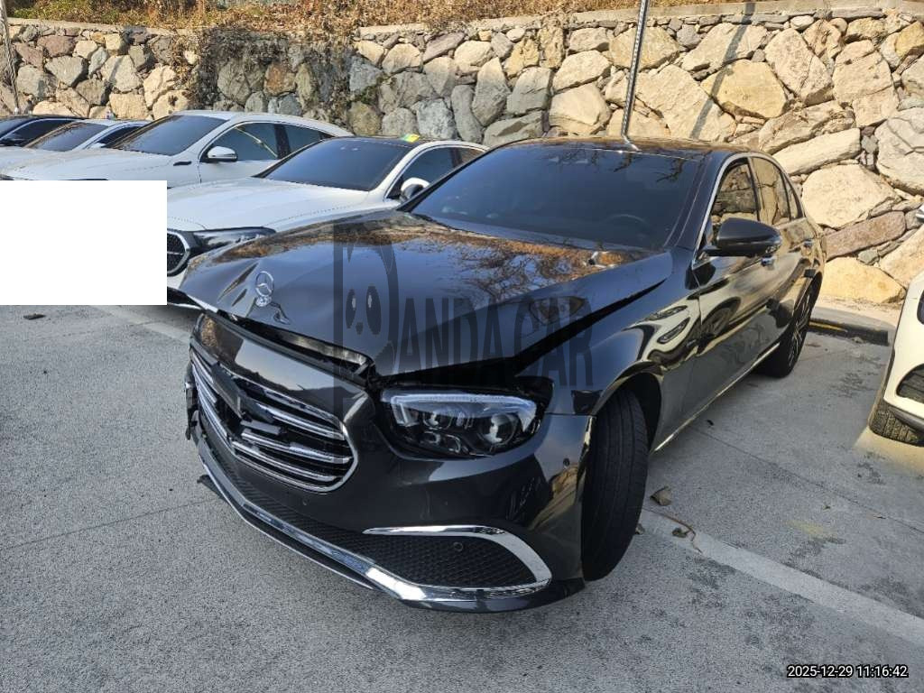 2021 Mercedes-Benz E300 e 4MATIC, photograph 7