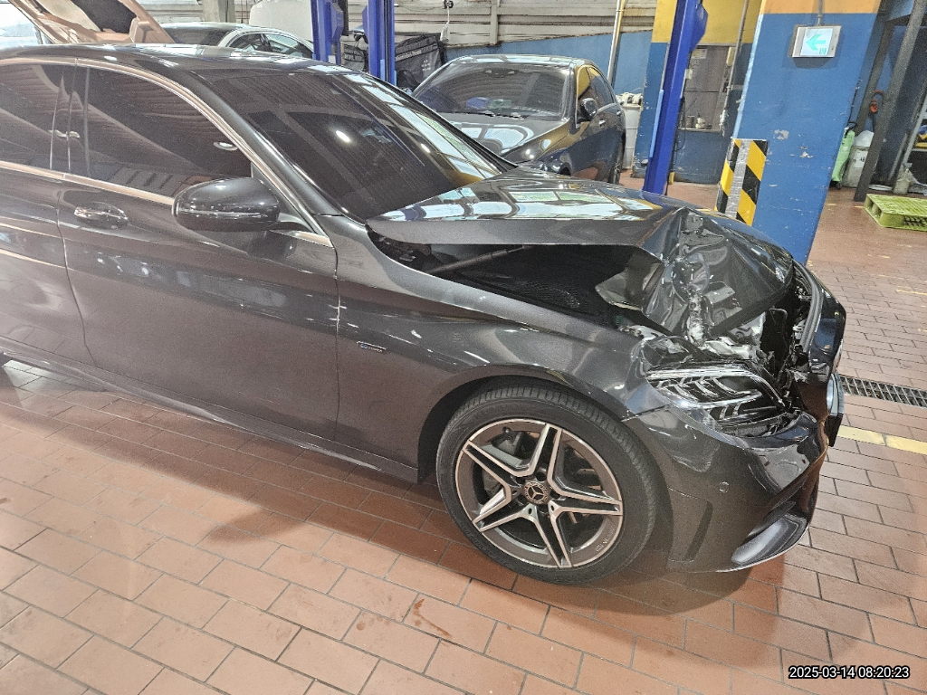 2020 Mercedes-Benz C300 e 4MATIC, photograph 4