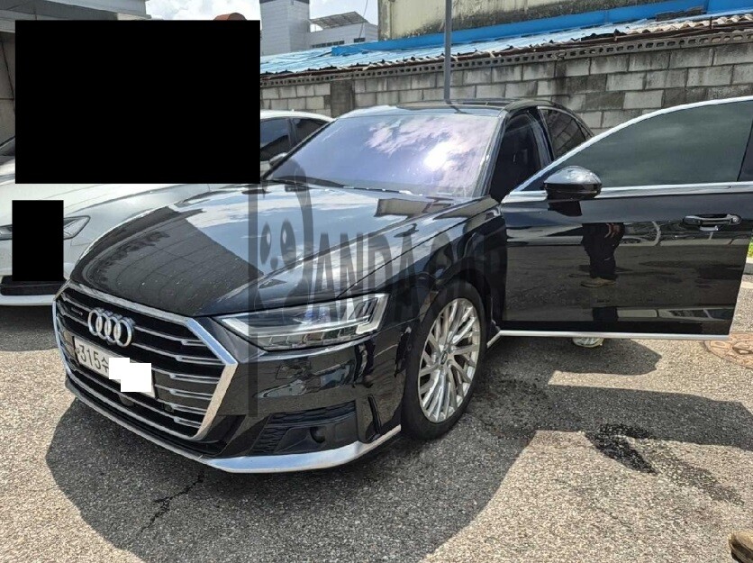 2020 Audi A8L 55 TFSI quattro, photograph 2
