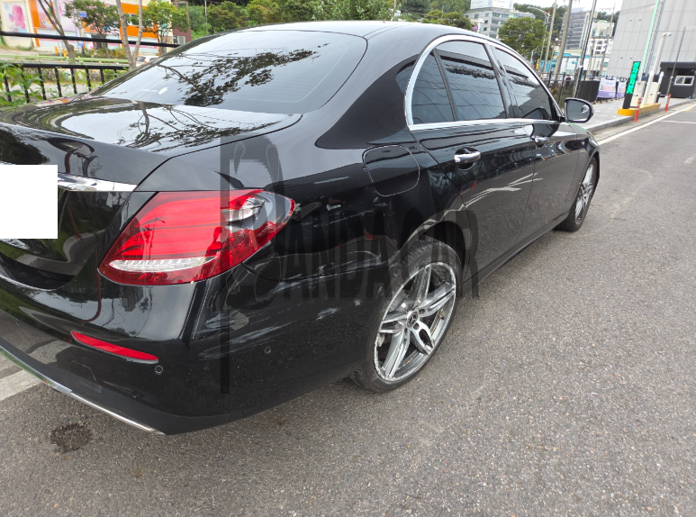 2019 Mercedes-Benz E300, photograph 4