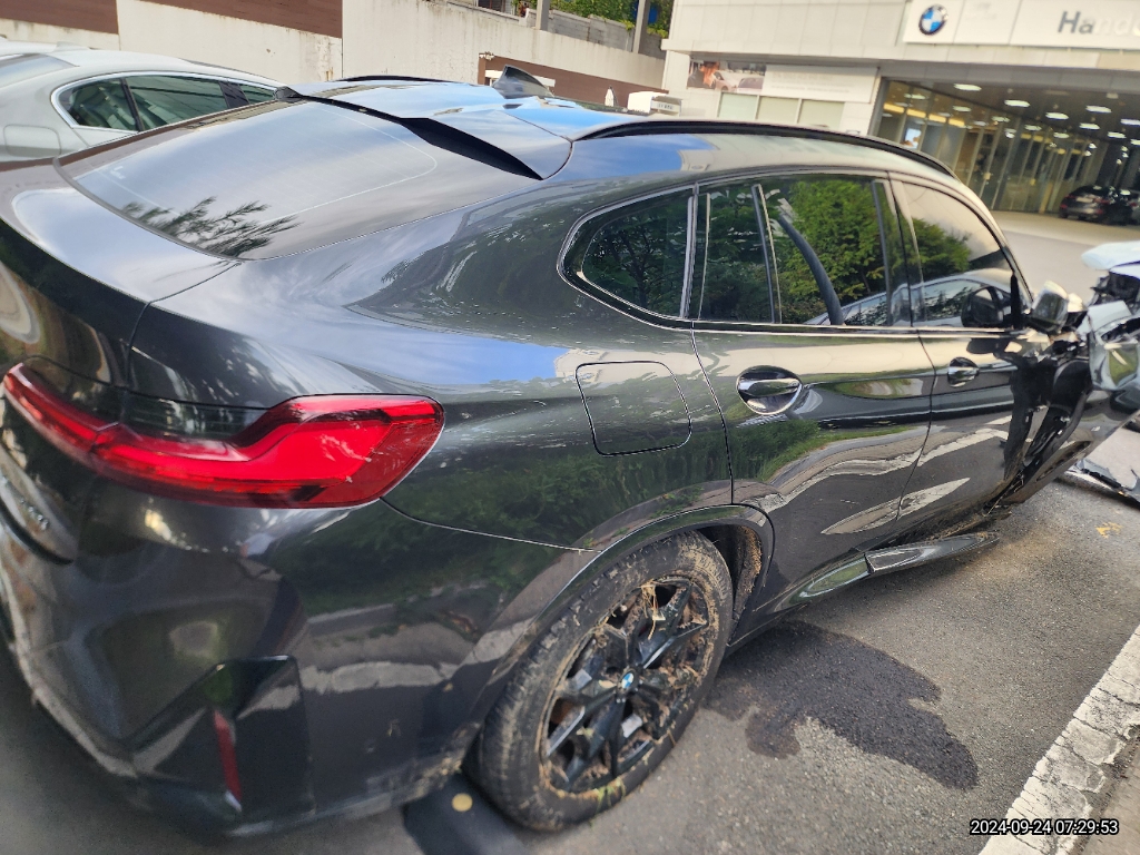 2022 BMW X4 xDrive20i, photograph 2