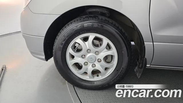 Hyundai Starex 5-Seater VAN — photo 1 of 30