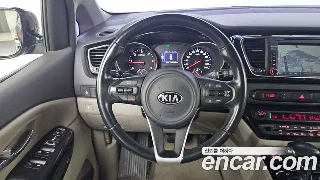 Kia Canival 9-seater Prestige — photo 1 of 20