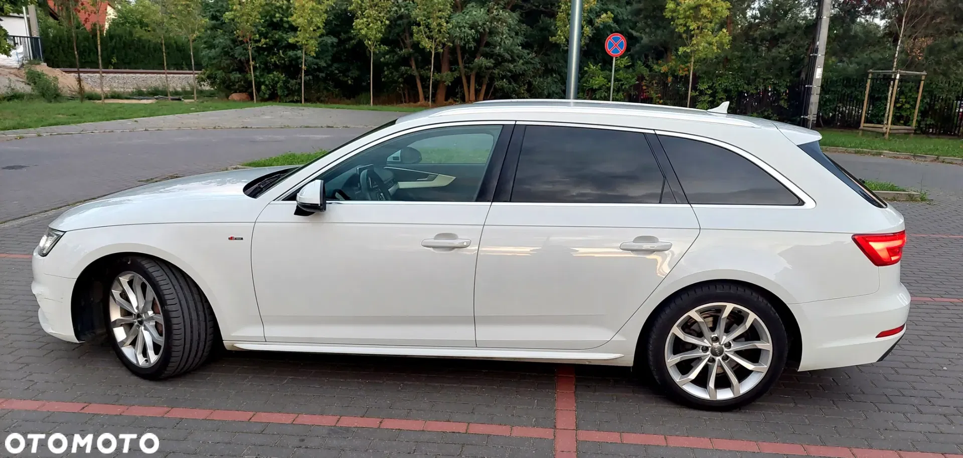 Audi A4 Avant 2.0 TDI Design S tronic — photo 1 of 19
