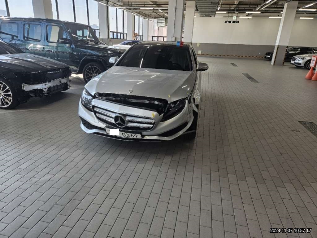 2017 Mercedes-Benz E300 4Matic, photograph 1