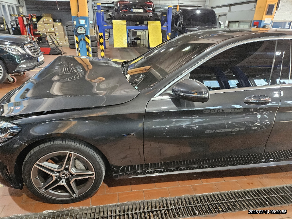 2020 Mercedes-Benz C300 e 4MATIC, photograph 2