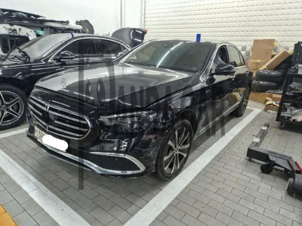 2021 Mercedes-Benz E300 e 4MATIC, photograph 1